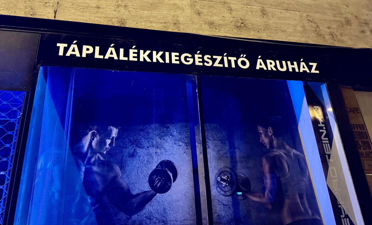 This is what I mean by "long words full of accents". It says "supplement store”.